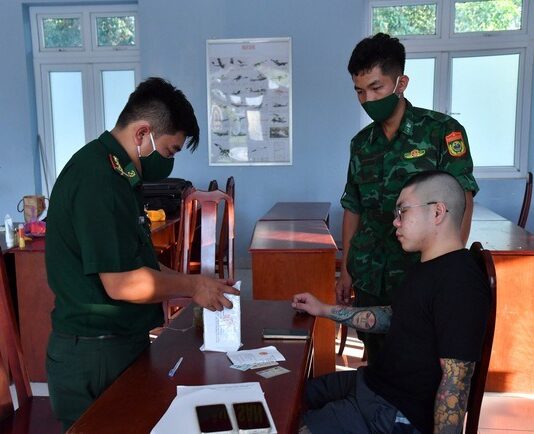 Bí mật bên trong những hộp nước nho của thanh niên người nước ngoài