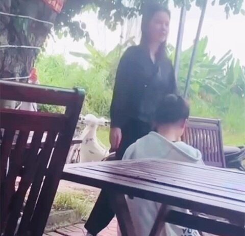 Mâu thuẫn với ‘đàn chị’, hai nữ sinh bị bắt quỳ gối và tát vào mặt