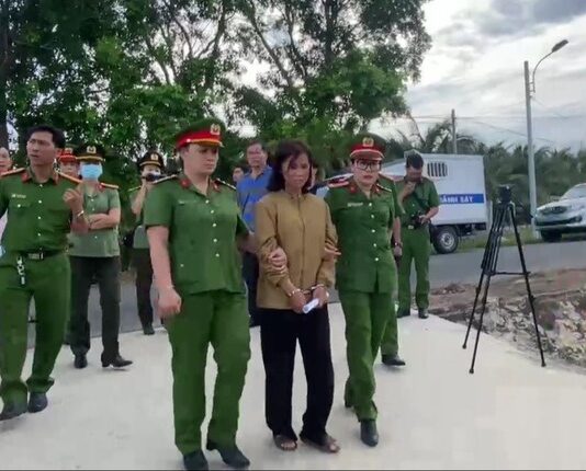 Một phụ nữ bị gia đình chồng cũ hành hạ dã man để… trừ tà!