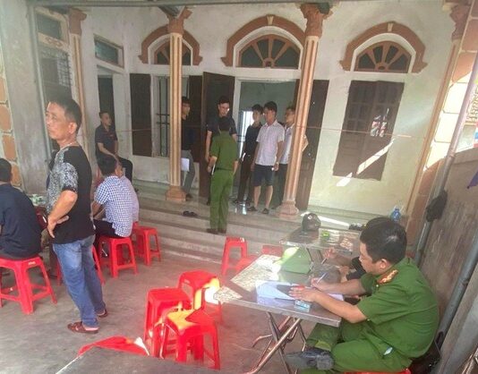 Nghi án chồng khóa trái cửa đâm vợ t.ử v.o.ng rồi t.ự s.á.t