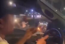 Phẫn nộ cảnh nam thanh niên lái ô tô đốt pháo ném xuống đường ở quận 1