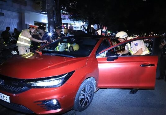 Ô tô phi vào đường cấm, ‘thông chốt’ cảnh sát giao thông, trên xe có ma túy