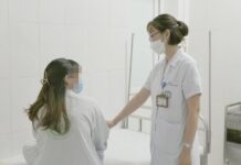 Cô gái 19 tuổi nhập viện tâm thần vì chứng vui vẻ quá mức