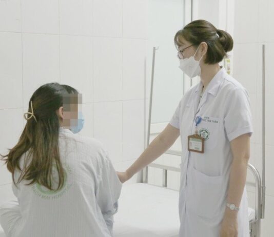 Cô gái 19 tuổi nhập viện tâm thần vì chứng vui vẻ quá mức