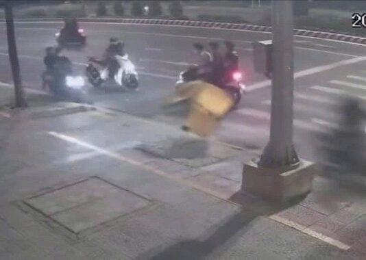 Khởi tố 11 thanh thiếu niên mang hung khí hỗn chiến trong đêm